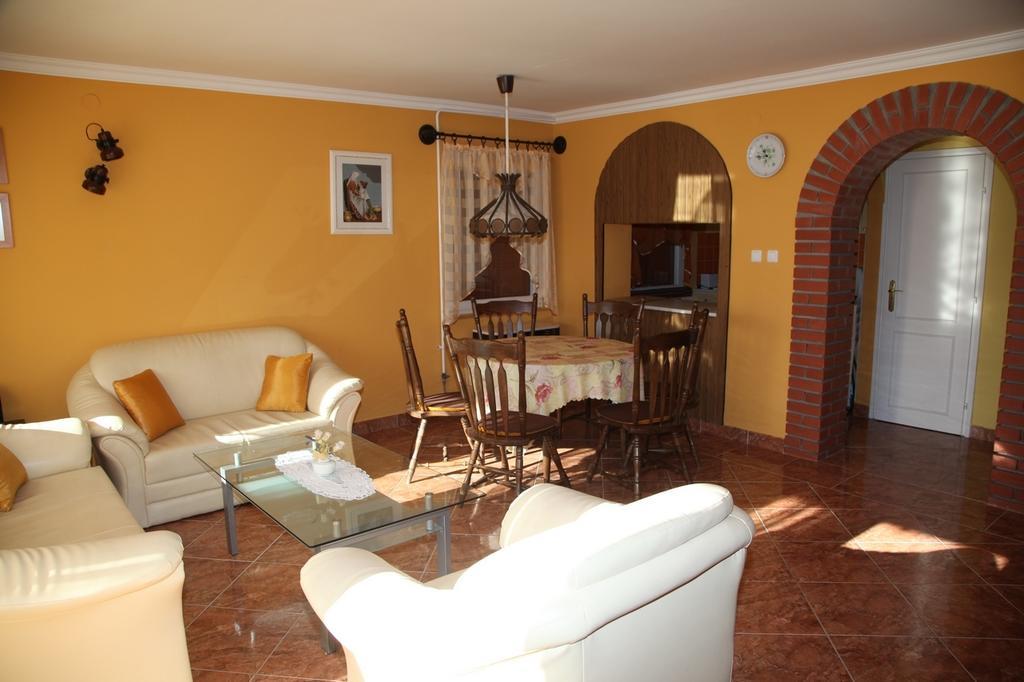 Edina Apartman Zalakaros Δωμάτιο φωτογραφία